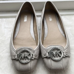 Michael kors ballerinan  - Säljer nu mina älskade ballerina skor från Michael kors i perfekt skick!!💕strl 39 men passar även 38🤝 silver detaljer 💜 nypris är runt 1300 kr & jag säljer för 450 kr då de endast är använda 2-3 gånger!🫶