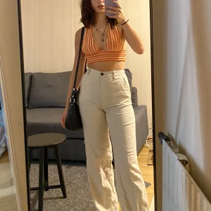 beiga linnebyxor  - Super fina högmidjade linne byxor köpta på hm. strl 34