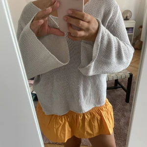 Stickad tröja  - En så fin grå lätt stickad tröja med stora ärmar från Rut & circle❤️