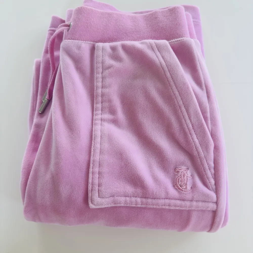 Ljus rosa juicy byxor🩷Inte så använda och är fortfarande lika mjuka som när de köptes, De har inte krympt eller förstoras i tvätten utan stämmer in på storlek XS men kan även passa S🫶🏻Köpta förra året . Jeans & Byxor.