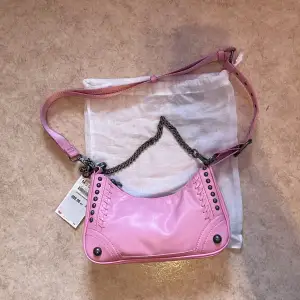Säljer denna extremt fina rosa väskan från Zara. Väskan är helt ny, aldrig använd med prislappen på. 