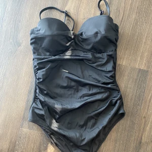 Svart baddräkt  - Storlek 38