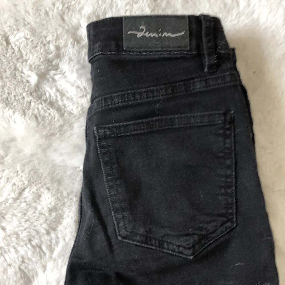 Ett par svarta Lågmidjade jeans som är söta och sköna❤️. Jeans & Byxor.