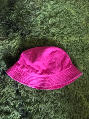 Söt rosa hatt - Köpt på loppis, använder sällan så säljer den! 