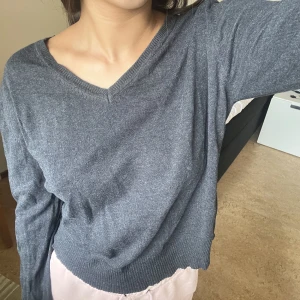 Tröja - Säljer denna sköna tröja den är ganska tunn❤️ storlek M men sitter bra på mig som har XS🌸grå/svart