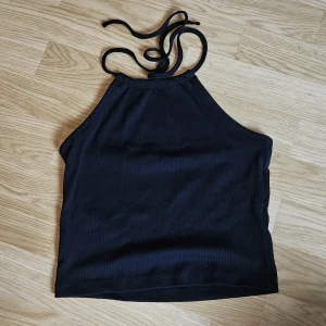 Topp - Topp med knytning i nacken.  Aldrig använd.