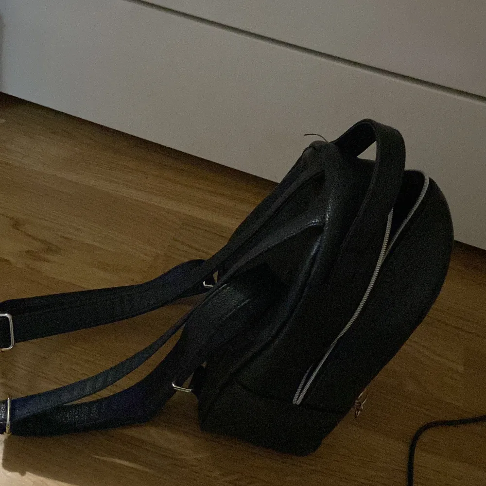  fin ryggsäck själva ryggsäcken är ganska liten men den får plats med väldigt mycket banden är ganska långa . Övrigt.