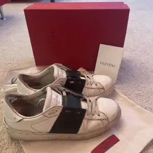 Ett par valentino open sneaker i storlek 39.  Några repor på utsidan av skon men inget märkvärdigt dock slitna i hälen men det är inte synligt 