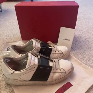 Valentino Open sneaker - Ett par valentino open sneaker i storlek 39.  Några repor på utsidan av skon men inget märkvärdigt dock slitna i hälen men det är inte synligt 