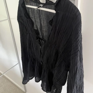 Svart blus med volanger  - Svart blus med volanger, mycket bra skick!! ☺️