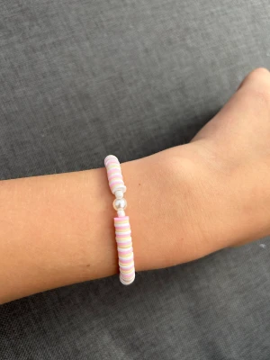 Armband  - Ett fint armband i clay pärlor och vita stora pärlor. Ett armband i storlek xs, men finns att göra i andra storlekar. Hör gärna av er vid intresse. 💗
