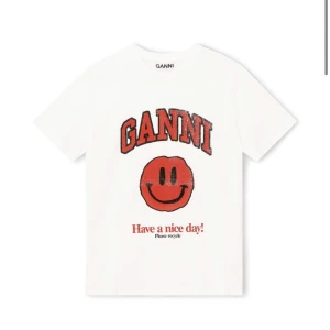 Ganni t-shirt - Säljer nu min näst intill nya Ganni t-shirt som köptes förra året men användes endast fåtal gånger! 