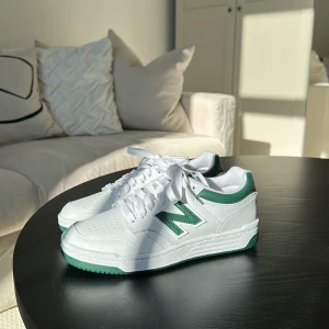 NEW BALANCE BB480 - Helt oanvända New Balance i storlek 37 säljes då de är för sent att skicka tillbaks dem. Tyvärr något för stora för mig. 