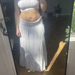 Vit långkjol - Vit lång kjol som inte är genomskinlig. Passar allt och alla.