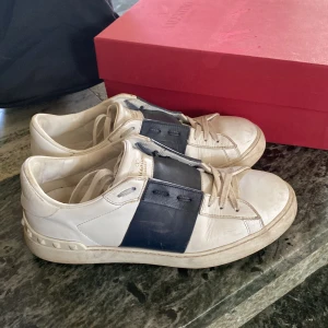 Valentinos  - Valentino Garavani storlek 39 ganska bra skick box medföljer