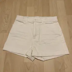 Ett par superfina vita shorts till sommaren. I storlek 164 (ungefär xs/s). De har aldrig blivit använda. 