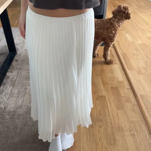 Vit kjol - Säljer den här jätte fina långkjolen eftersom den inte kommer till användning. Den har som ett våfflat tyg. Nyskick. Köparen står för frakten❤️