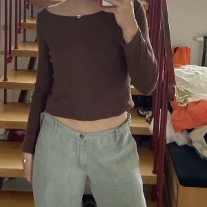 Tight basic tröja - Hej!  En basic tröja köpt second hand! Så skön och passar asbra💯  Rensar garderoben! Samfraktar gärna, vid snabb affär är priset diskuterbart!❤️