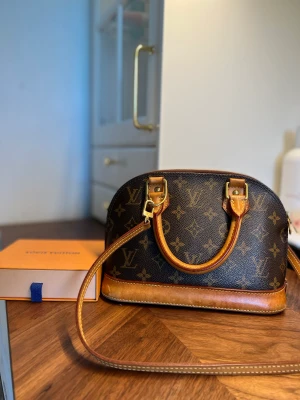 Louis Vuitton Alma - En skönhet ifrån Louis Vuitton som Jag använt sparsamt.  Orginal kvittot medföljer i en liten LV Box.  Går bra att hämta i Malmö, Hos mig om man önskar avhämtning. 