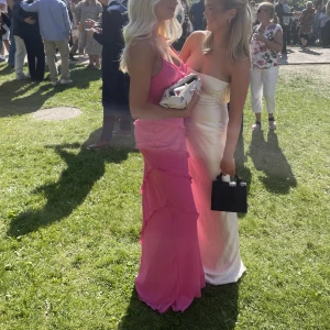 Rosa klänning🩷 - Säljer min fina Maxiklänning🩷🩷inga defekter. Använd 1 gång! Skriv vid intresse och köparen står för frakten 🩷