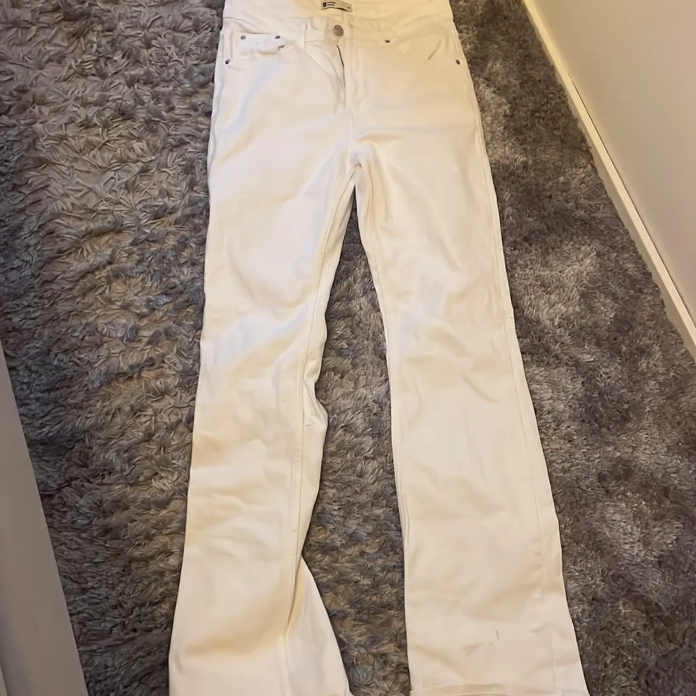 Säljer dessa vita jeans ifrån gina med medelhög midja och i storlek 36,bootcut. Jeans & Byxor.