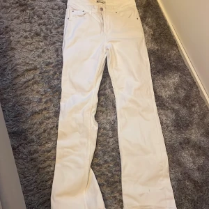 Gina jeans bootcut - Säljer dessa vita jeans ifrån gina med medelhög midja och i storlek 36,bootcut