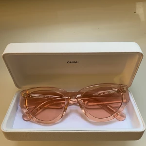 CHIMI 06 PINK  - Superfina CHIMI solglasögon. Nästan aldrig använda. Inga skador på glaset.  Nypris ligger på runt 1200kr men eftersom jag haft dem 1 år och dem inte är nya så lägger jag priset lägre. Vill bli av med dem. Frakt ingår inte! 