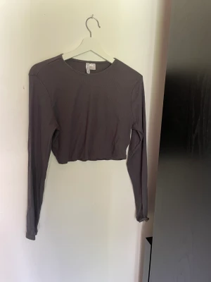 Ribbad långärmad tröja - Långärmad tröja som aldrig är använd