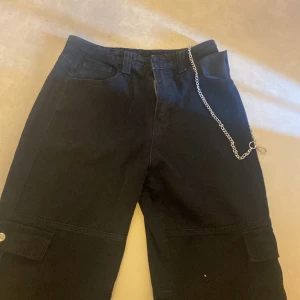 Hej detta är emo/y2k yeans aldrig användas så jag beställde i hen annan storlek då jag fick m . Bra i skick med skedja  - Bra skick y2k stil lite emo 
