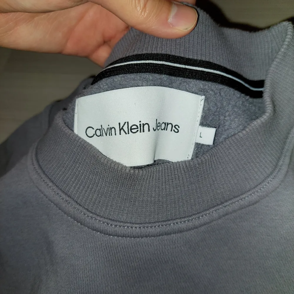 Säljer en snygg Calvin Klein tröja, den är i bra skick, har knappt använt den.. Tröjor & Koftor.