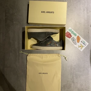 Arigato skor - Tja, säljer nu mina feta Arigato skor. Skicket är 8,5/10 pågrund av lite crease men annars väldigt fräscha. Allt og tillkommer. Nypris på de här ligger på 2400. Hör gärna av dig vid minsta fundering mvh/ Hugo.