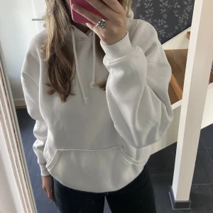 BikBok hoodie   - Vit hoodie från BikBok, storlek XS