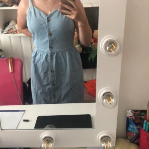 jeans klänning - säkjer denna då den är för stor på mig. Den är super gullig till sommaren och är jätte skön. Den går över knäna och går att reglera banden vid armarna.