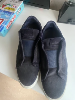 Arigato 360 laceless svart  - Jätte bra skick på skorna storlek 42 skriv privat för mer frågor, box medföljer 