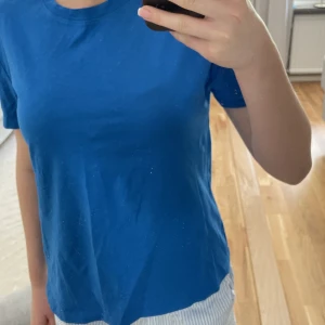 T-shirt  - Fin blå T-shirt från zara. Aldrig använd❤️hör av er vid fler frågor eller bilder 
