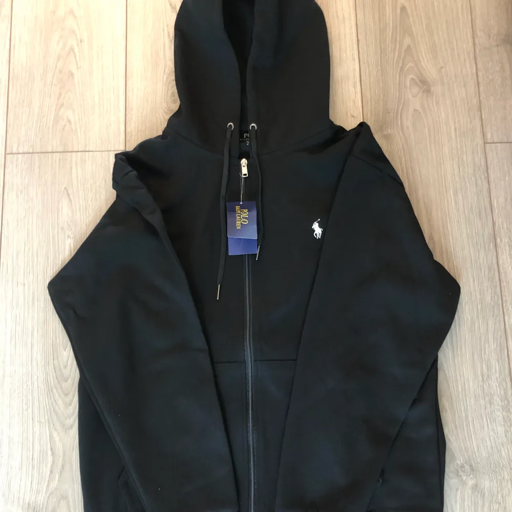 Helt ny, köpt på Zalando, retail 1700kr.. Hoodies.