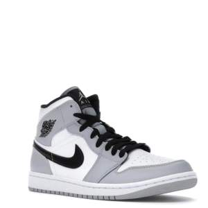 Säljer min brorsas Air Jordan 1 Mid 'Light Smoke Grey'. Andvönda fåtal gånger. Såljer pga: för stora. Storlek: EU 44.5 US 10.5 Ordinarie pris. 3299kr