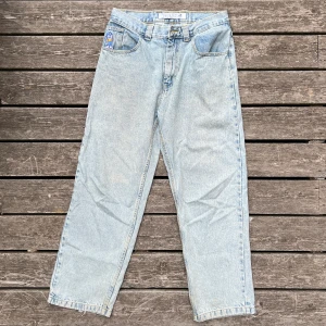 POLAR 93 - JEANS - - Använt skick, fattas knapp samt har några fläckar vid bensluten - Size 30/32 med vid passform - Fin ljusblå tvätt