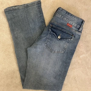 Jeans från H&M - Skitsnygga, men tyvärr för stora så kommer inte till användning. (Köpts begagnat). Tror inte de säljs längre på H&M. Skriv om ni har frågor eller vill se fler bilder på dem. 