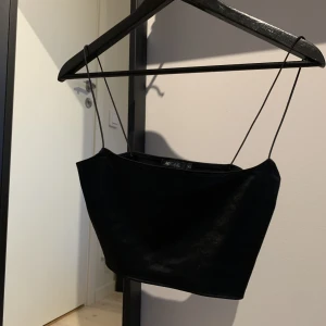 Svart satin linne  - Ett jättefint svart satinlinne från Nelly som endast är testat🤍 Inte kommit till användning då den är ganska liten i storlek. skriv vid frågor 🫶