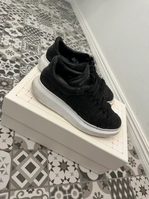 Alexander Mqueen - Storlek 39. Använt skick. Behöver en liten tvätt så kan dem bli fina och fräscha igen. 