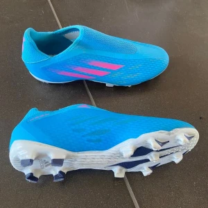 Fotbollsskor  -  Adidas Fotbollsskor X Speedflow.3 LL FG (Blå), storlek 40. Skick: 9/10. 500 kr  