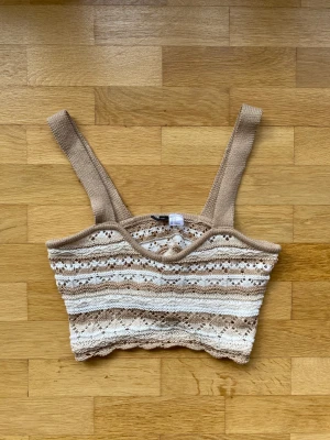 Stickad H&M croptop - Väldigt fin stickad topp från H&M. Köpt 2022 och aldrig använd. Drog bort lappen precis för tänkte behålla, men ångrade mig. 