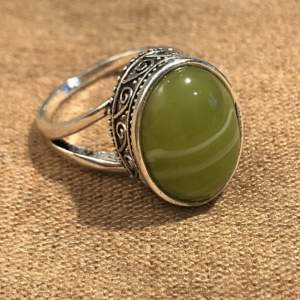 söt grön ring i okänd metall! 