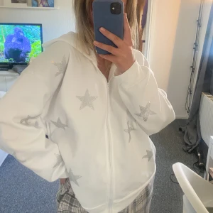 Hoodie med stjärnor - Säljer den här oversized hoodien med stjärnor på då den inte används. Jag är vanligtvis storlek S-M men den är väldigt stor. Den är i superfint skick! 
