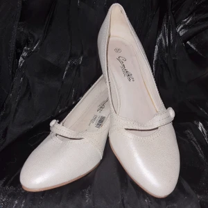 Vita pumps - Vita pumps med låg klack. Skorna har genom åren blivit mer creme färgade. Storlek är 37 men passar mig som har 37-38. Säljs i befintligt skick (se bild 3). Är i övrigt bekväma och bra för dig som föredrar låg klack. Fint och mjukt läder. 