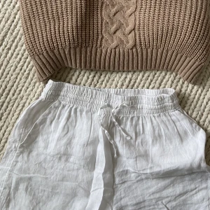 Superfina linnebyxor - Jättefina linnebyxor, säljer då jag har liknande. Lite genomskinliga men funkar att ha vitt under bara. Funkar bra att ha som lowwaist.