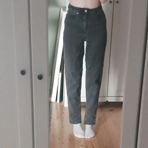Grå Mom jeans - En till mörkgrå mom jeans byxa, säljes för jag inte använder dem. De är lite trasiga på rumpan (som man kan se i sosta bilden) men det gör inte så mycket, speciellt inte om man är t.ex crustare.