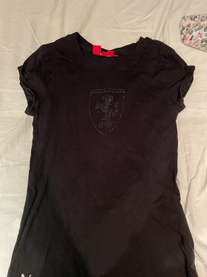 Puma tröja - Ganska tight svart Ferrari tröja. Ifall bild på hur den ser ut på skriv bara så fixar jag💘