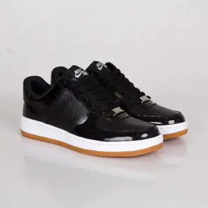 Sneakers från Nike, modell Air Force. Använd, men utan anmärkning.  Storlek: 38,5 Material: Patent leather